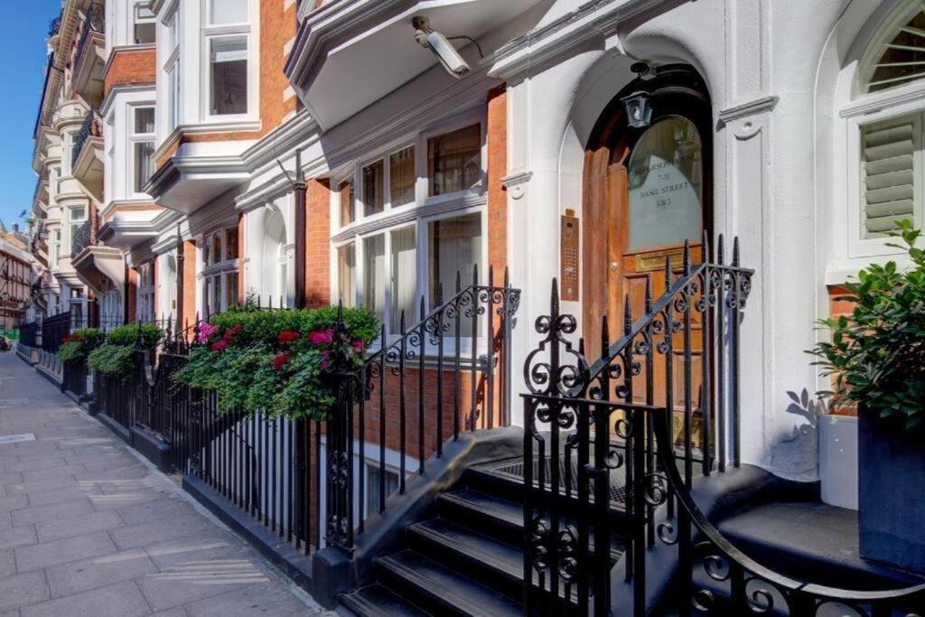 Luxury Knightsbridge Apartment Outside Harrods London Exterior photo